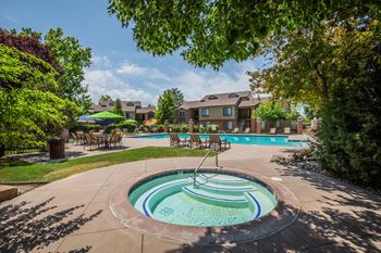 A round pool with a fountain in the middle of it.